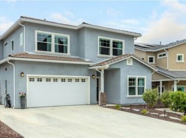 Foto del edificio - Large 4 bedroom home