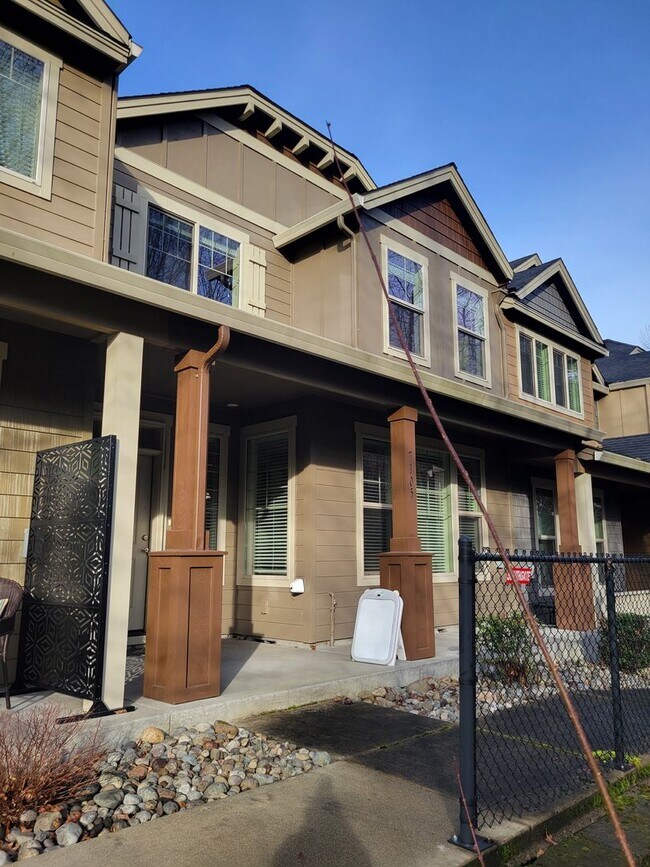 Foto del edificio - Beautiful Townhome in perfect location, only minutes from I-5