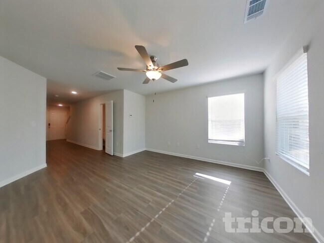 Foto del edificio - 561 Fairview Oak Pl