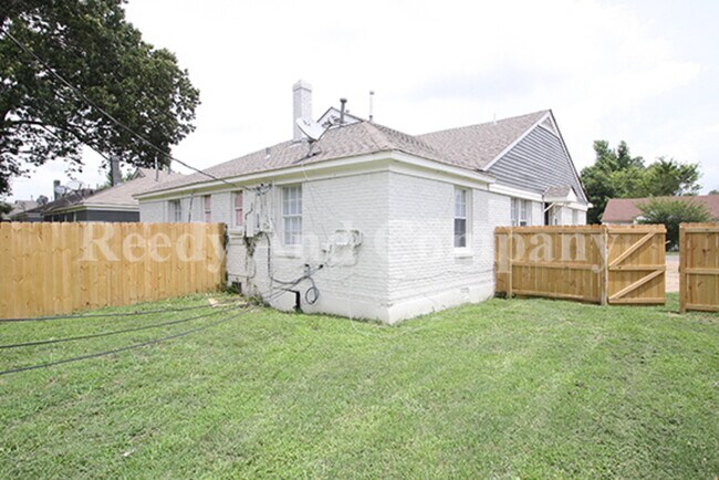 Building Photo - 83 Eastview Dr