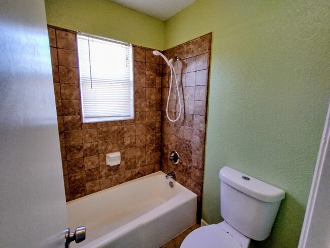 Building Photo - 1204 Bundrant Dr