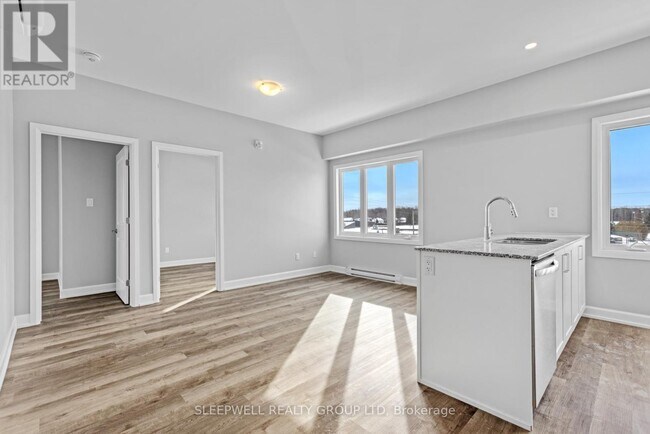 Photo du bâtiment - 979 N Russell Rd