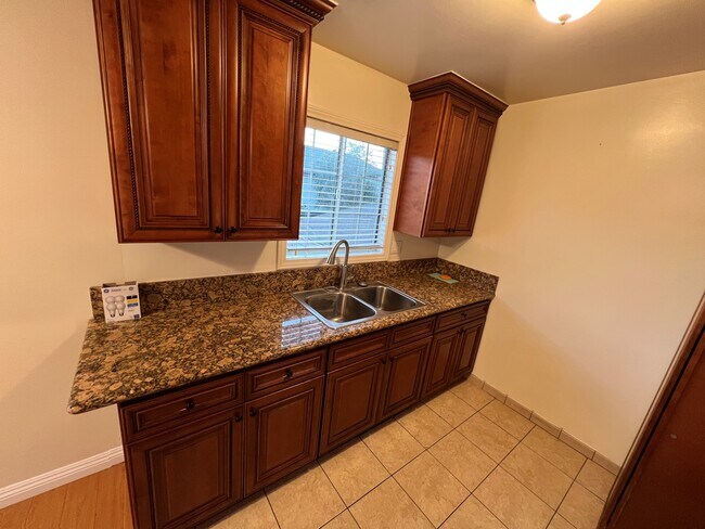 Foto del edificio - 1319 E California Ave