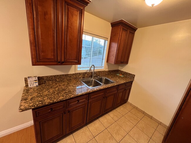 Building Photo - 1319 E California Ave