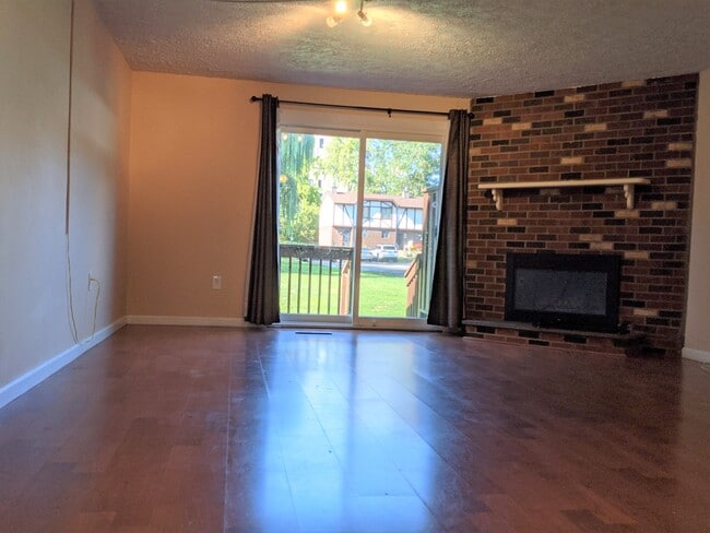 Living room - 515 Cedar Hollow Dr