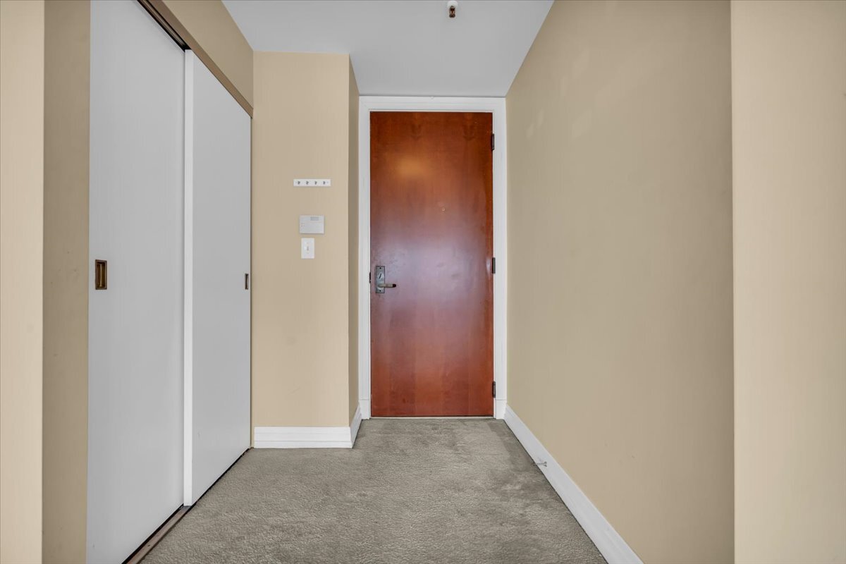 Foto principal - 1001 W Jefferson Ave
