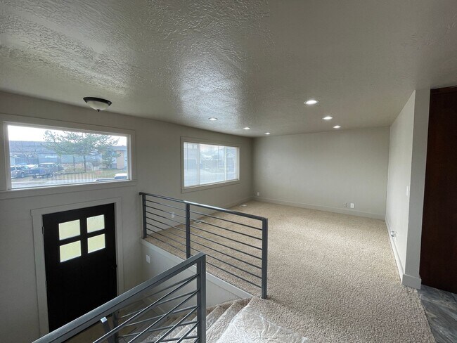 Building Photo - Spacious 6-Bedroom Magna Home with Fenced Yard