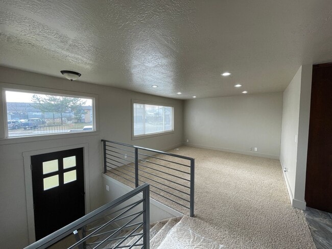 Foto del edificio - Spacious 6-Bedroom Magna Home with Fenced Yard