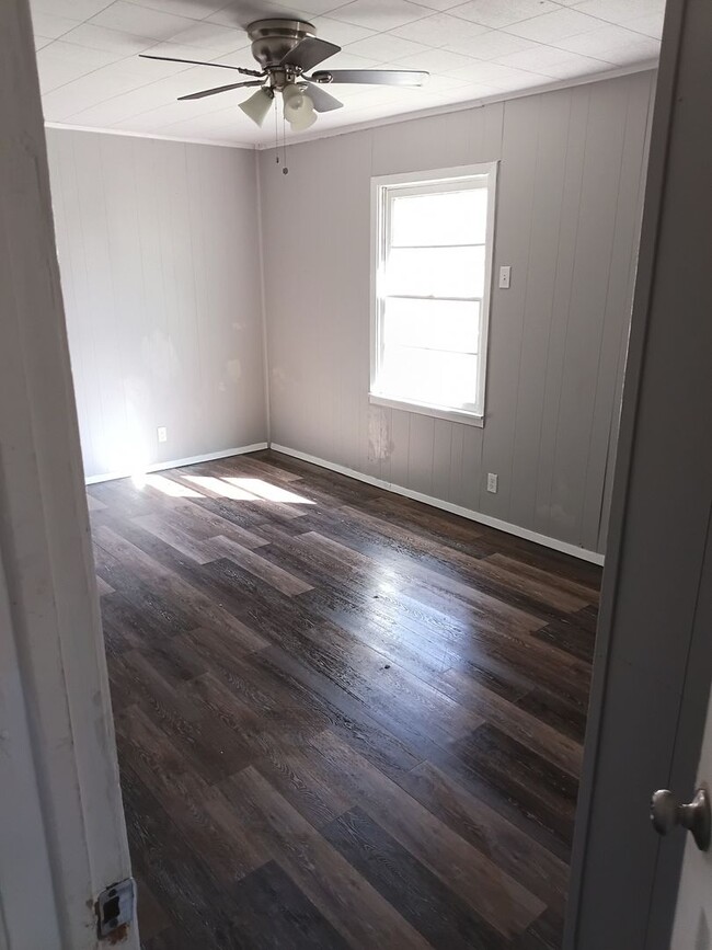 Building Photo - 632 E Sears St