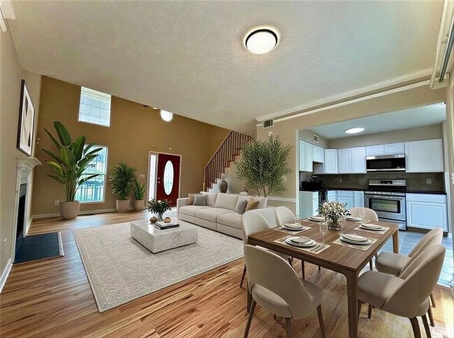 Building Photo - Room in House on Windsor Downs Ln