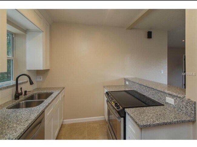 Building Photo - 723 Warwick Pl