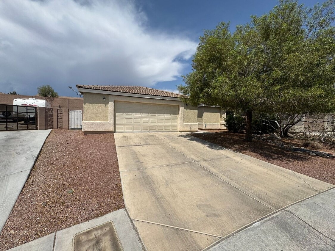 Building Photo - Charming 3-Bedroom Home with Open Living a...