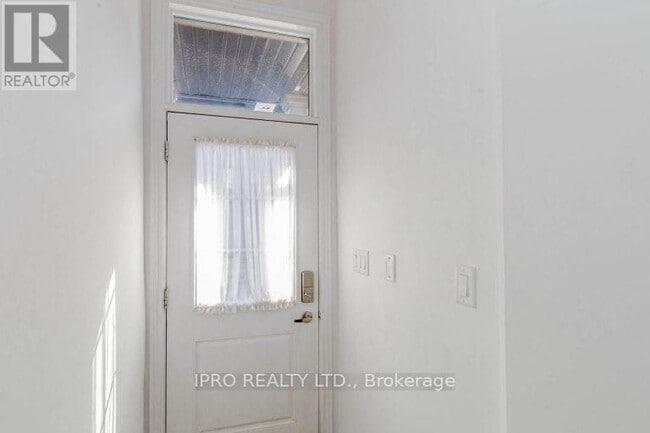 Photo du bâtiment - 575-575 Woodward Ave