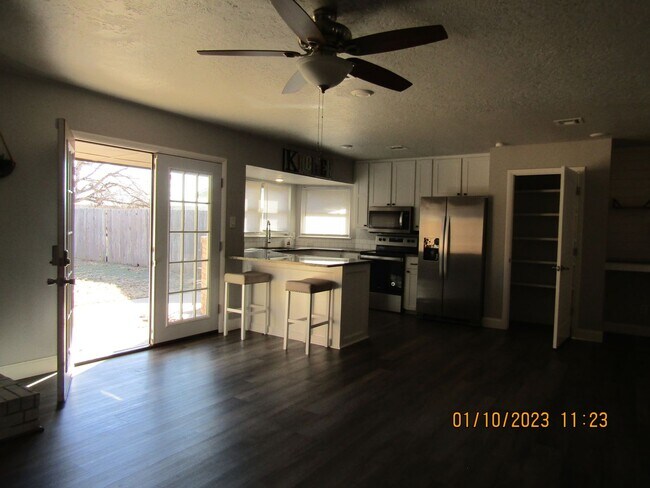 Foto del edificio - Great home located on the eastside, walking distance to MacArthur Schools.