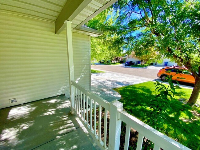 Foto del edificio - 3 bedroom 2 bath Walking Distance to Sage Valley Middle School