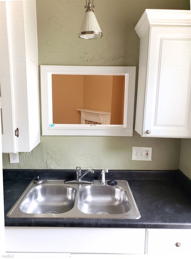 Building Photo - 2 br, 1 bath Triplex - 63 E Duncan St 2 Bd...