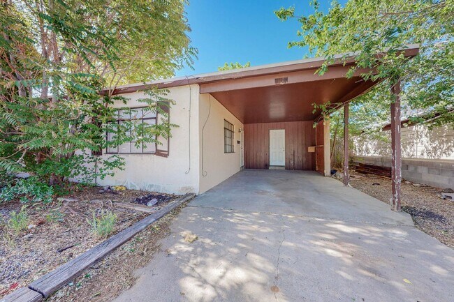 Building Photo - Near NE 3/BD 2/BA 1/CP 1492/sf