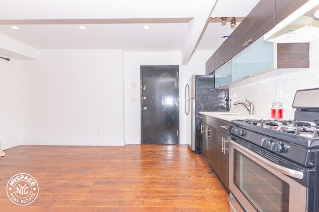 Foto del edificio - 328A Irving Ave