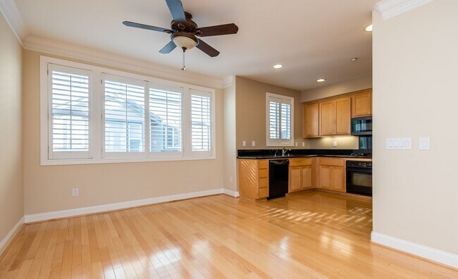 Foto del edificio - Lovely & Spacious Townhouse | High Ceiling...