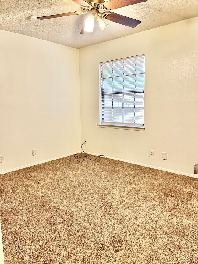 Foto del edificio - OPEN HOUSE 11/13/2023 1pm - 2pm