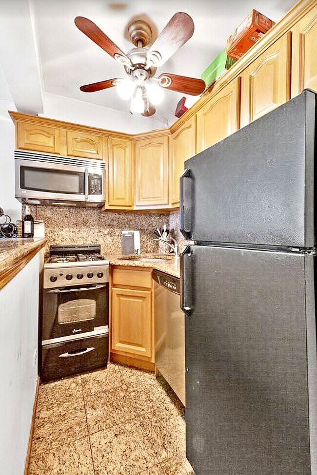 Foto del edificio - 335-341 E 51st St