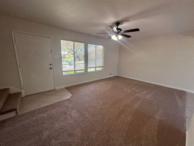 Foto del edificio - Updated 3 Bedroom 2 Bathroom Townhome with...
