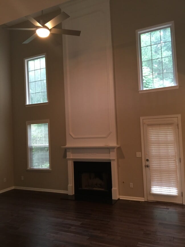 Family room - 2011 Chelton Way SE