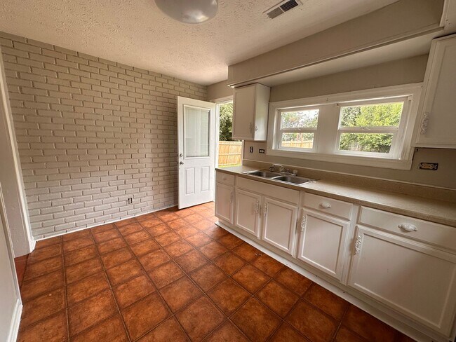 Foto del edificio - 2-Bedroom, 1-Bath Home with Garage!