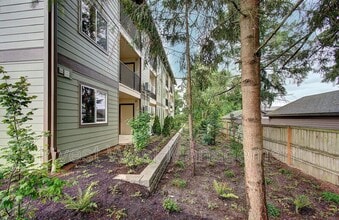 Building Photo - 404 NE 117th Ave