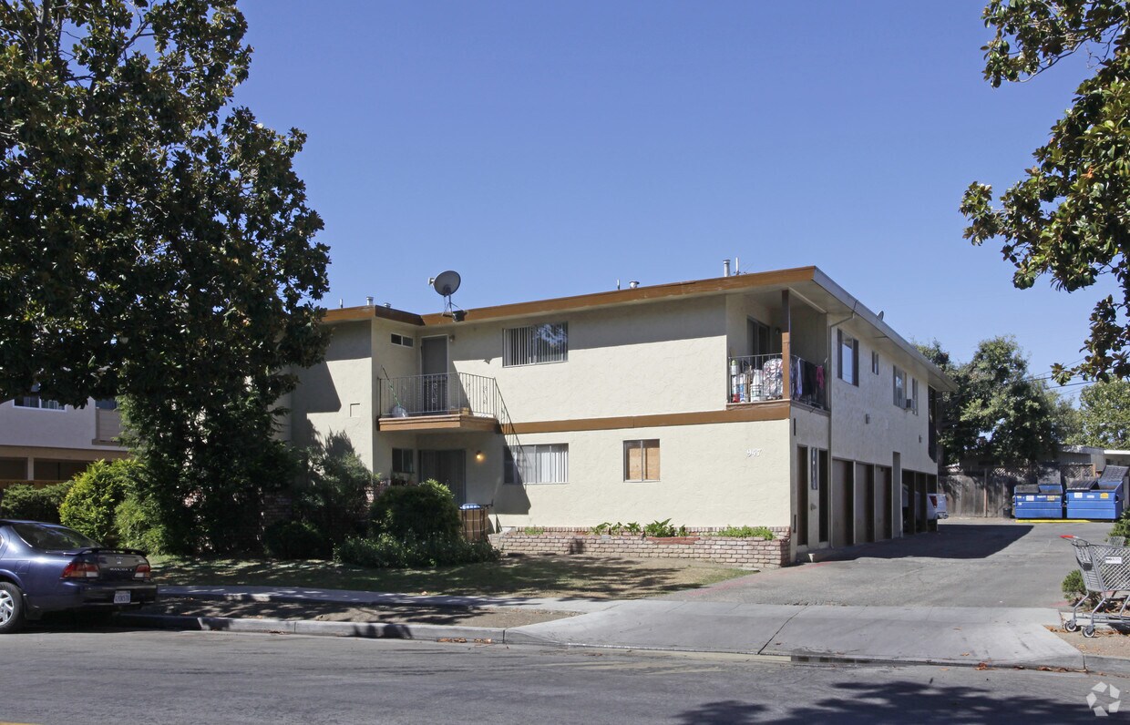 Primary Photo - 947 Tamarack Ln