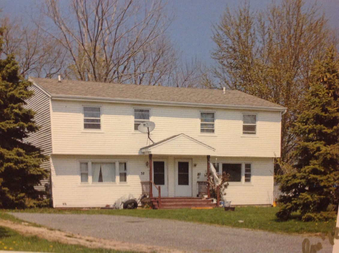 Right side for rent - 30-32 Rose Cir