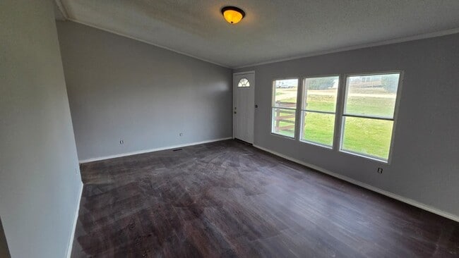 Building Photo - Great Country Living!