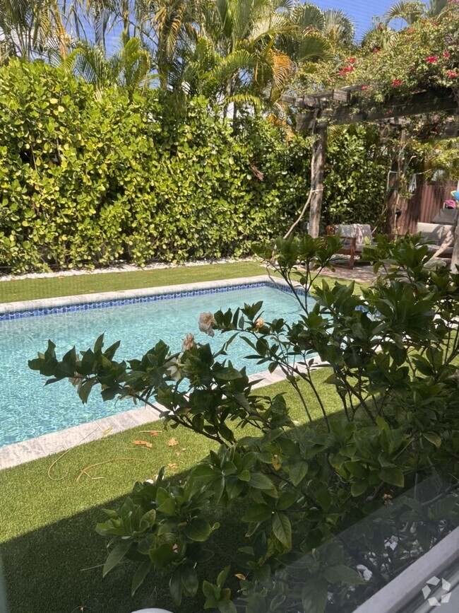 Building Photo - 808 Flamingo Dr