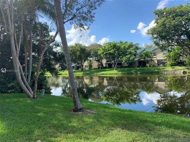 Foto del edificio - 553 N University Dr