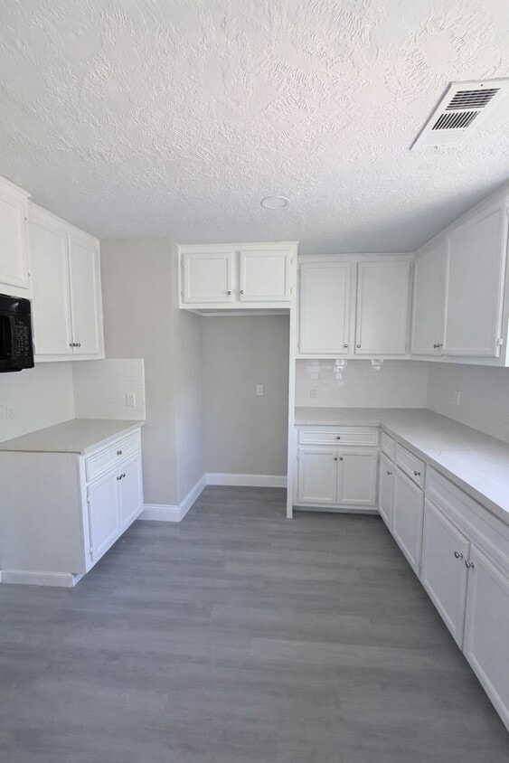 Building Photo - 8115 Redfern Dr