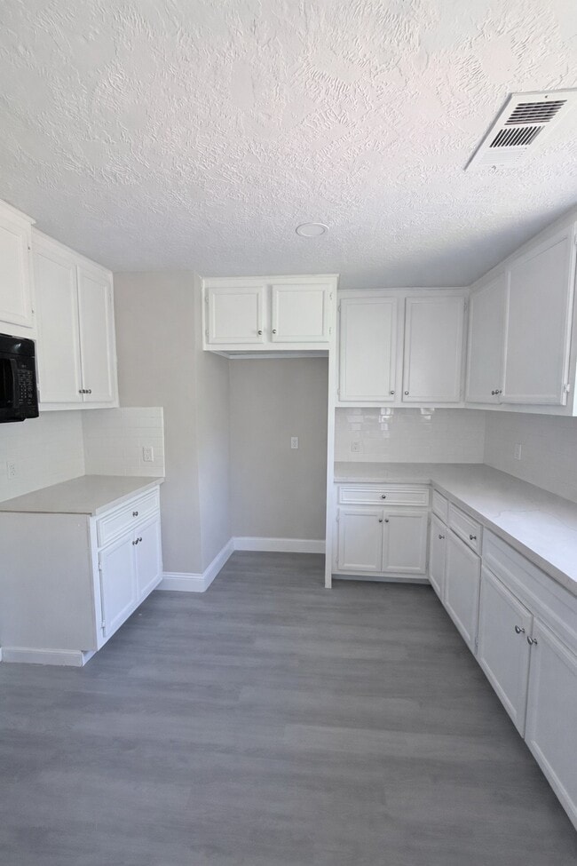 Building Photo - 8115 Redfern Dr