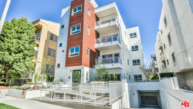 Foto principal - 1424 S Bentley Ave