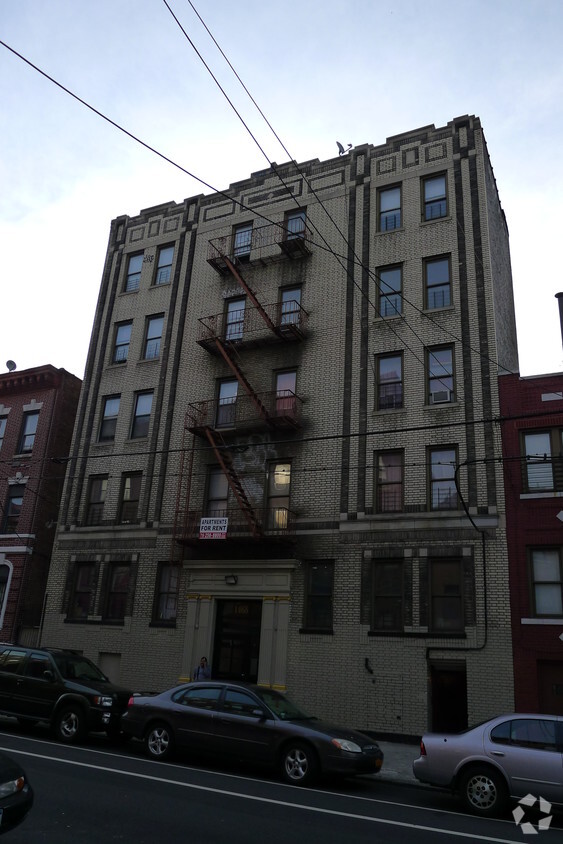 Foto del edificio - 1468 Bryant Ave