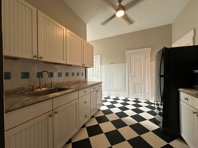 Foto del edificio - Amazing 4-Bedroom Apartment Located in Nor...