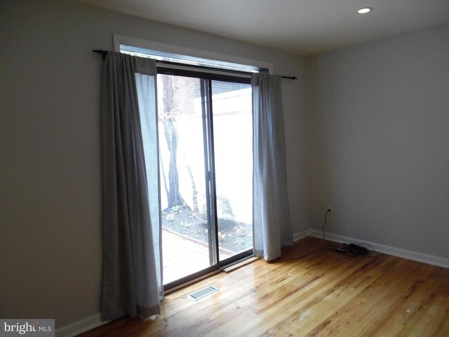Building Photo - 220 S Sartain St