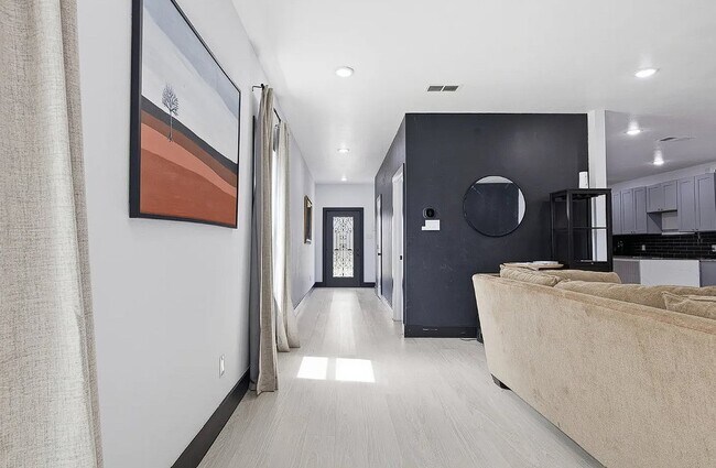 Foto del edificio - 1469 Elmwood Ave