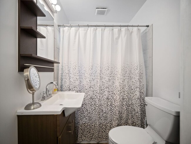 Building Photo - Cute & Cozy 2 bedroom home near parks & sc...