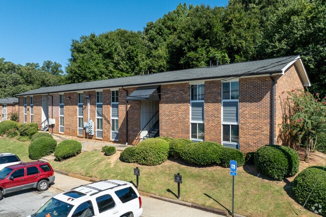 Building Photo - Country Oaks