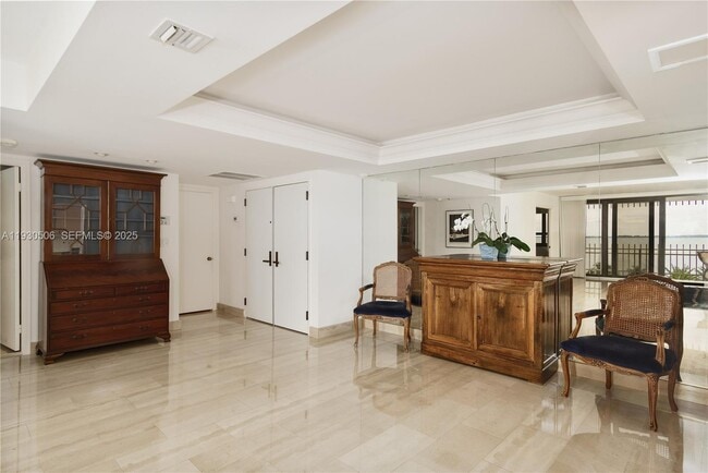 Foto del edificio - 2 Grove Isle Dr