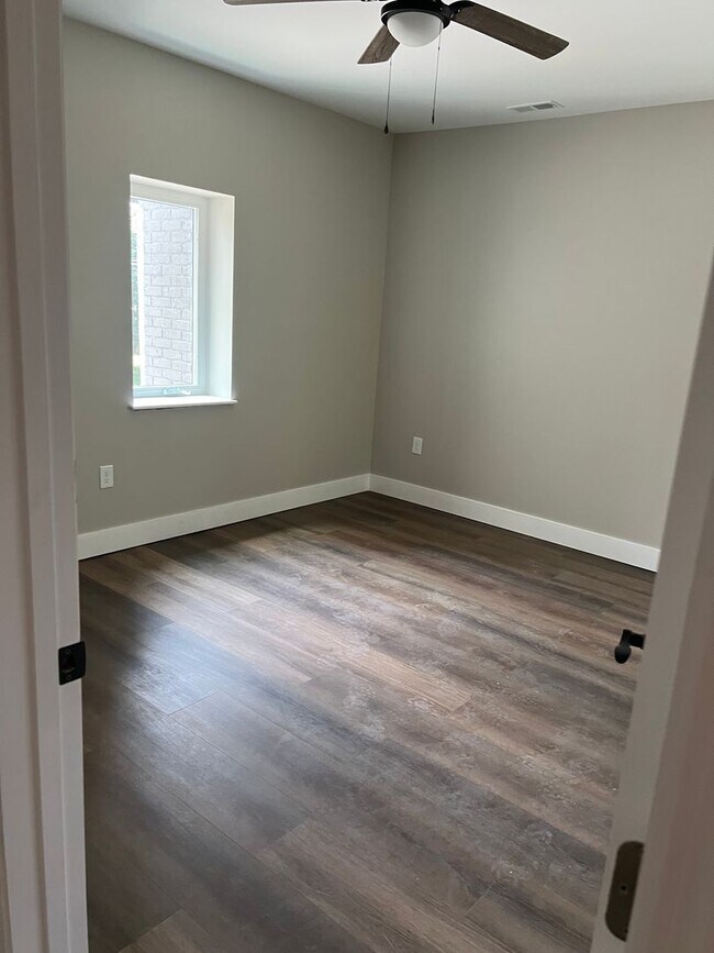 Foto del edificio - 2 Bedroom/2 Bath Newly Renovated Apartment for Lease