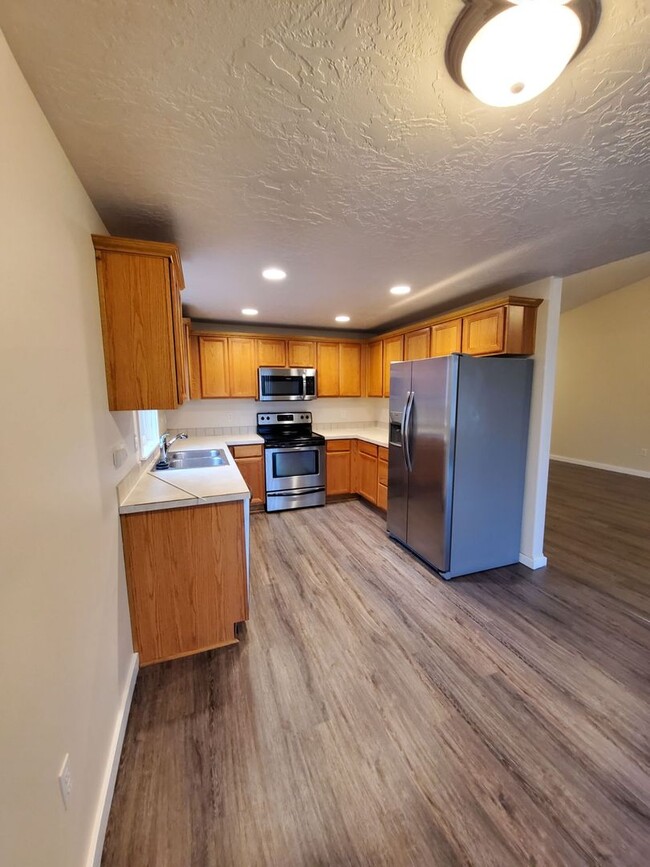 Foto del edificio - 3 Bedroom, 2 Bathroom Home with a 2 Car Ga...