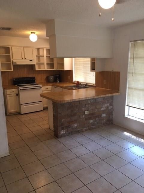 Building Photo - 22703 Elsinore Dr