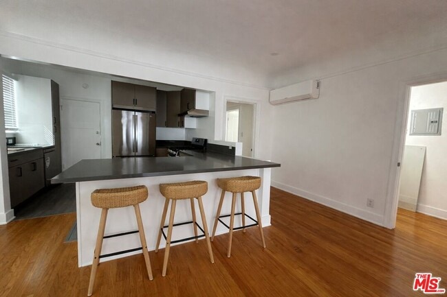 Building Photo - 856 S Gramercy Pl