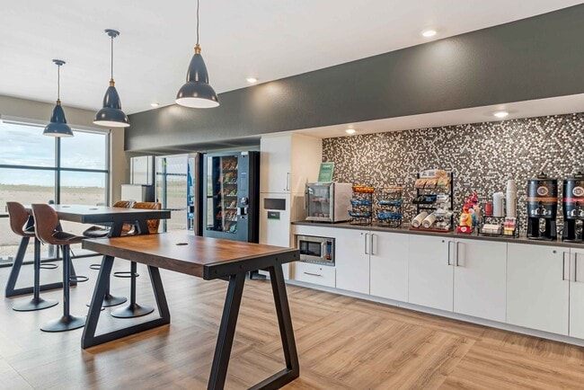 Building Photo - Furnished Studio-Yuma