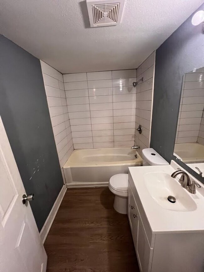 Foto del edificio - 1804 Van St